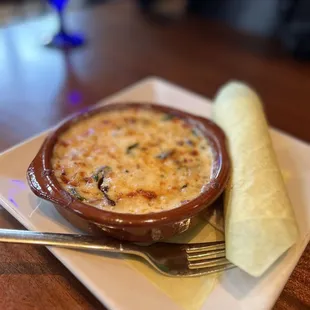 Traditional style queso (rating: 4/5)