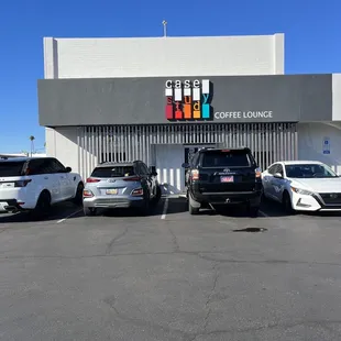 a row of cars parked in front of a building