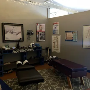 A pregnancy table and a drop table side by side...let's adjust the body to achieve its 100% and feel great!