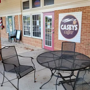 the outside of a coffee shop