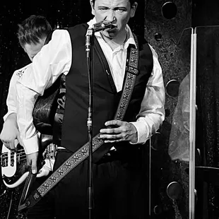 Cliff Wright strikes an uncanny resemblance to an early 60s Johnny Cash in the CASH After Dark tribute show.