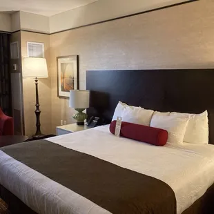 Comfy bed and high quality pillows