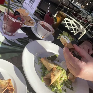 Taquitos con Guacamole