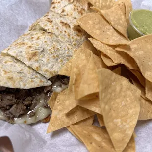 Quesadilla con carne asada $11.99