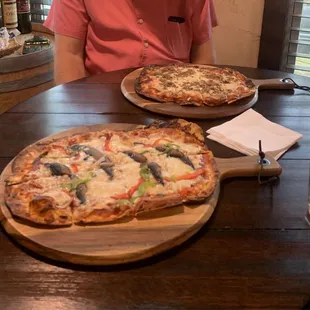 I am not a huge pizza fan normally but these were really good! Vegetarian had fresh portabellas and sausage pizza was to die for!