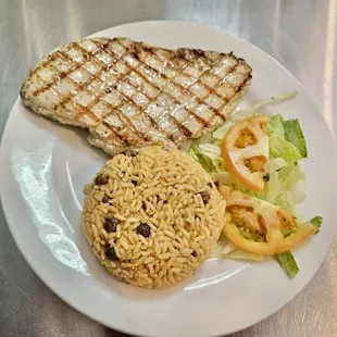 Pechuga a la plancha w/ arroz con gandules.