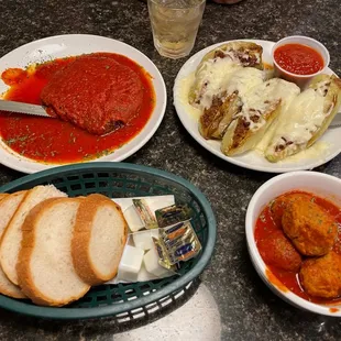 Breaded fried cheese/Peppers Monica  Basket of bread(butter was soft)/Meatballs