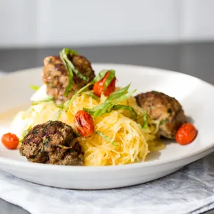 a plate of spaghetti and meatballs