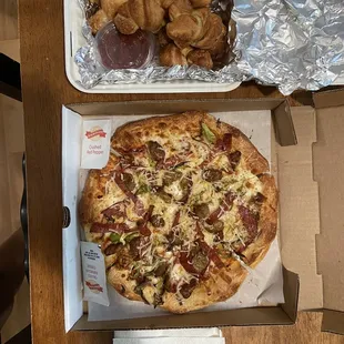 Small 10-inch Chicago pizza and garlic knots with marinara sauce