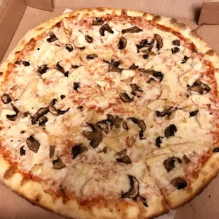 Pollo Pizza: chicken, fresh garlic and mushrooms