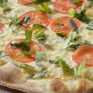Castellos Pizza Gourmet Kitchen in Clermont. margarita pizza, tomatoes and basil