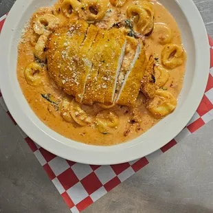 What an amazing experience with this place ! The dish showed is CK ALMA! Delicious food ! Highly recommend them ! Garlic knots to die for!