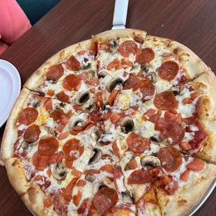 Pepperoni, mushroom &amp; fresh tomatoes! Yum!!!