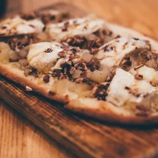 Brie, caramelized apples, &amp; pecans flatbread
 IG: @thephotographerfoodie