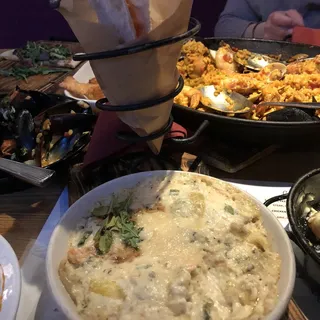 SMOKE SALMON & ARTICHOKE DIP W CRACKERS