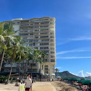 Pathway walking from Hale Koa and Hilton Hawaiian Village. That&apos;s Waikiki shore in background.