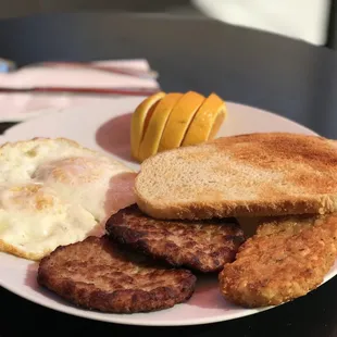 a plate of breakfast foods