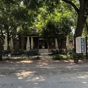 the outside of the restaurant