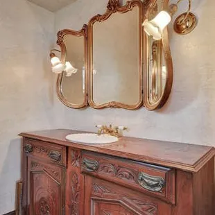 Bride&apos;s bathroom