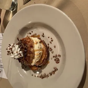 Cinnamon roll cheesecake