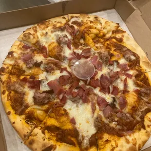 Meatzza pizza
