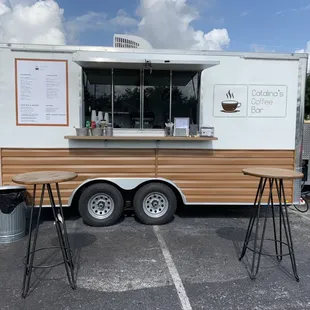 the outside of a coffee shop