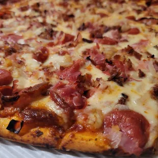 A close up. This is the thin crust.