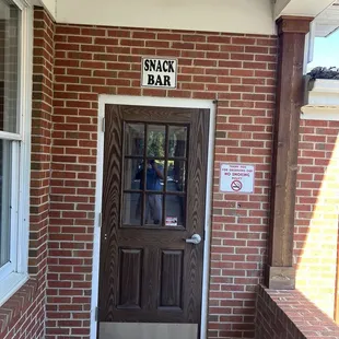 There is no snack bar but they do sell beer &amp; they have vending machines