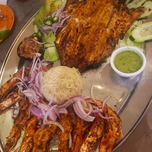Pescado/ Grilled Fish and shrimp. Best flavor.