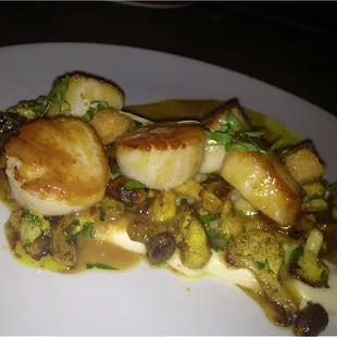 Scallop &amp; Cauliflower pistachio, tamarind brown-butter $32 (^_^)