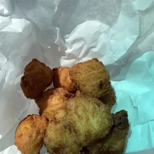 food, chicken wings and fried chicken