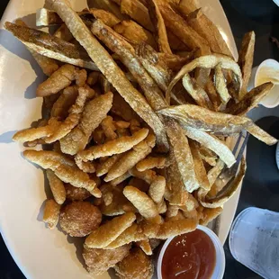 Clams, scallops and fries