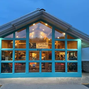 the outside of the restaurant