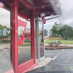 a view of the outside of a 7 - eleven restaurant