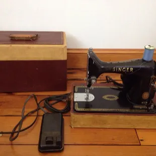 Black laquer &amp; gold electric Singer - with the smart &amp; handy carry case.