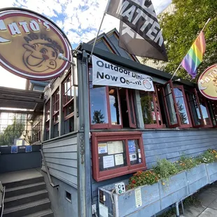 the outside of the restaurant