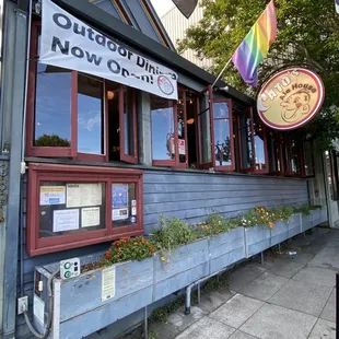 the outside of the restaurant