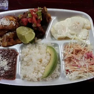 Bandeja Catrachito (number 19); it includes grilled pork, eggs, rice, beans, plantains, avacado and coleslaw.