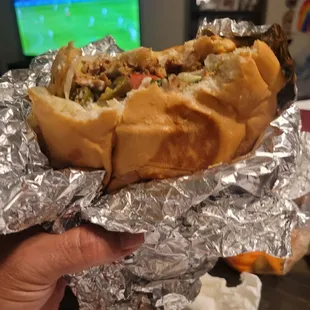 Torta de polla asado quacamole queso frijol crema tomatoes and lettuce and chile en vinagre