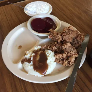 Chicken livers with mashed potatoes and pickled beets