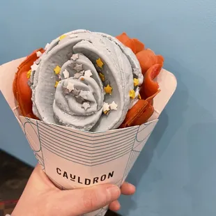 Strawberry Puffle w Sun, Moon &amp; Stars (jasmine, oolong &amp; green tea ice cream).