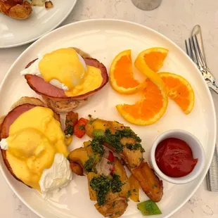 The fingerling potatoes were amazing. Hollandaise on the Benedict was bland. Almost impossible to cut through the meat.