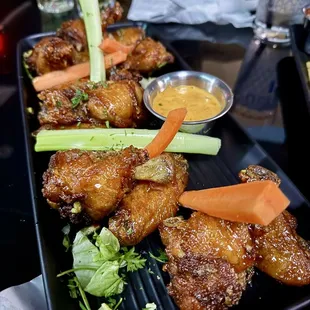 chicken wings and fried chicken, chicken wings, fried chicken, chicken, bbq wings, fried chicken wings, bbq chicken, food, poultry