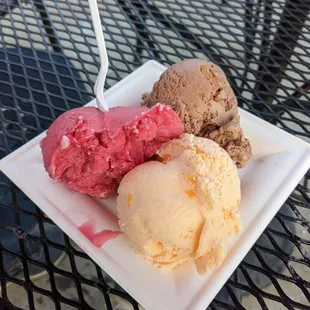 Flight (red raspberry sorbet, peach, peanut butter)