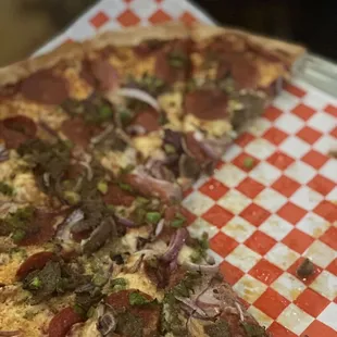 Deluxe pizza without mushrooms