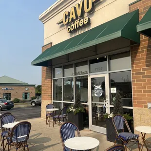 Entrance. Outdoor seating.