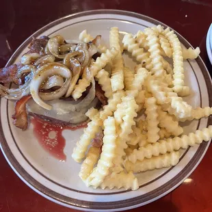 Whiskey Burger without bun, the onions, pickles, lettuce and tomato was served on the side.