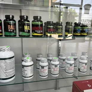 Kratom pills and kratom powders. Bali, Meng Da, Vietnam, red vien, Indo