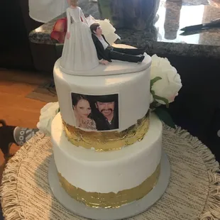 Cheryl arrived attached edible picture that was  forgotten but was ordered then paid $20 for cake topper to learn cheaper online for same