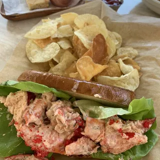 Maine lobster roll w/ homemade chips